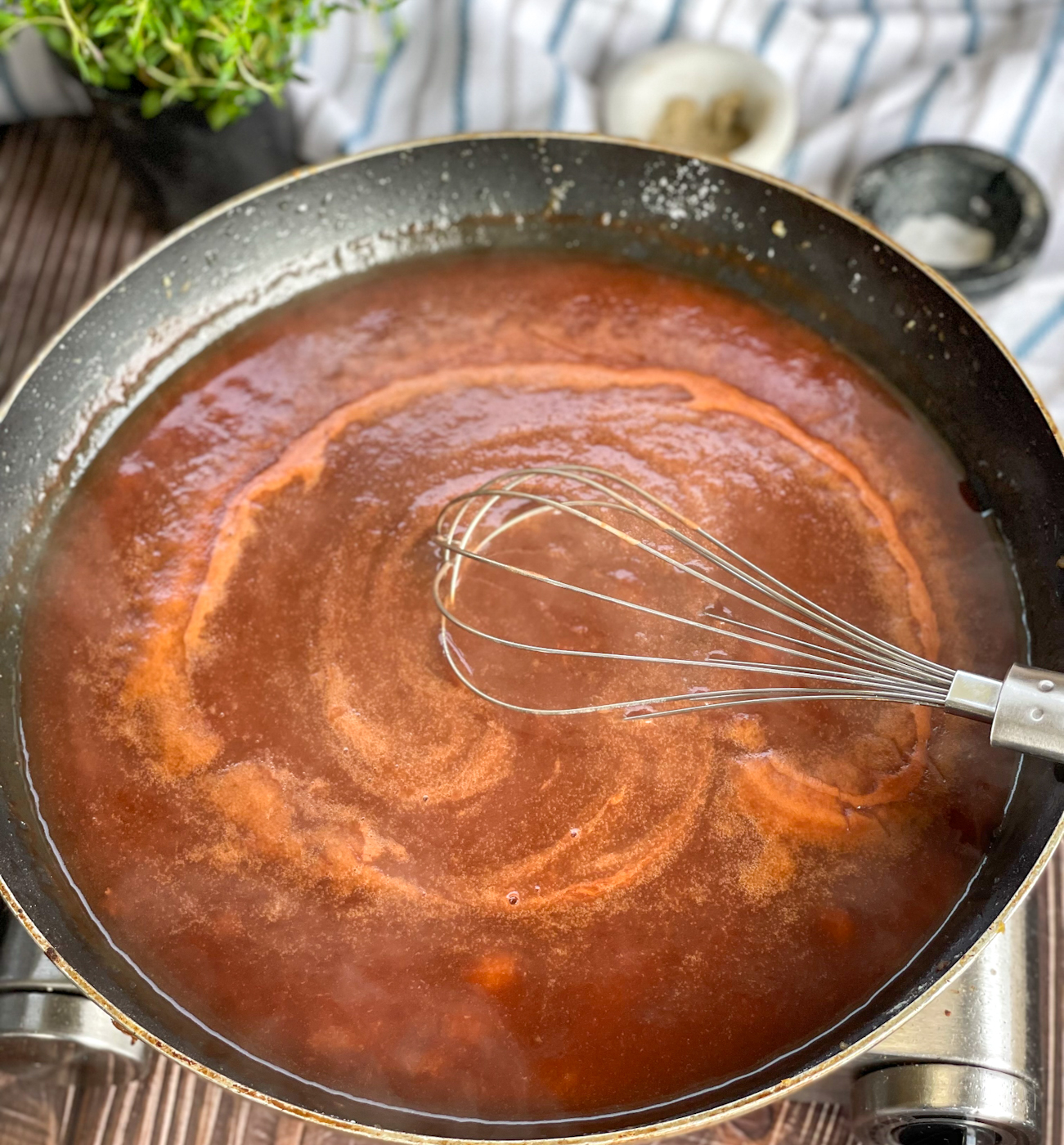 stirring cornstarch slurry into sauce to thicken slow cooker gravy