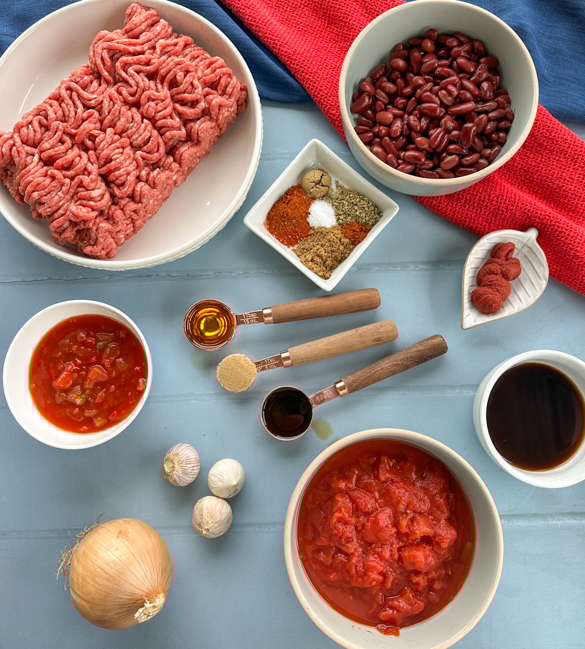 Ingredients to make slow cooker beef chilli nachos