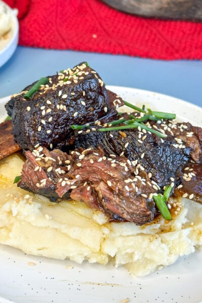 slow cooker shortribs with rich gravy over mashed potato