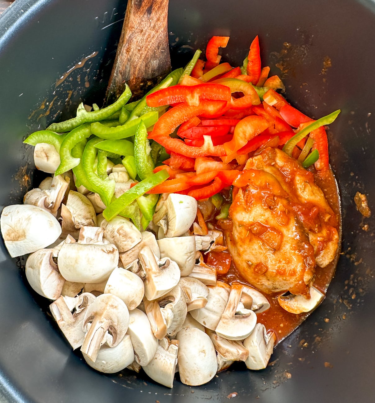adding the chicken, mushrooms and capsicums to the slow cooker
